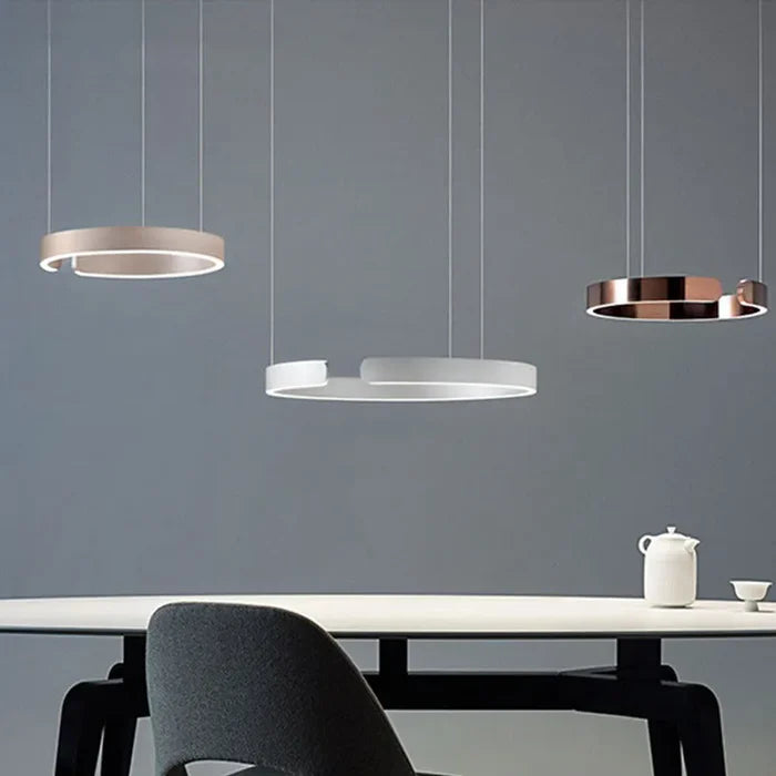 Suspension métal anneau ouvert design moderne