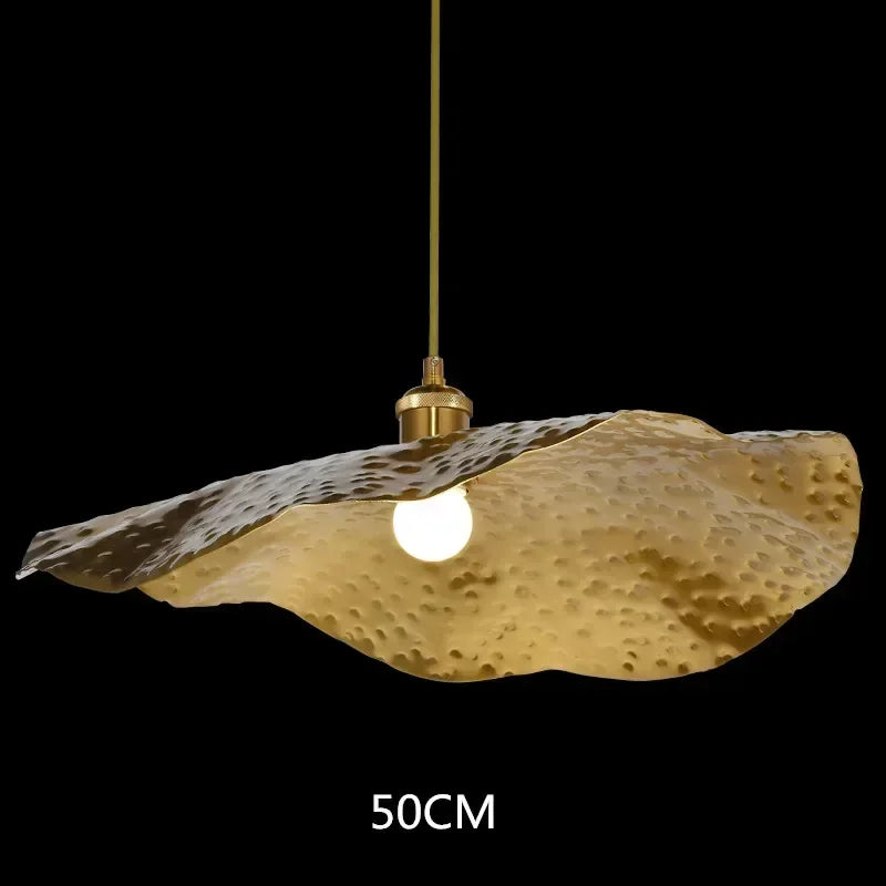 Suspension ondulée en cuivre martelé doré design vintage