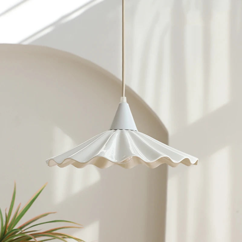 Suspension en céramique blanche ondulée vintage 6.1