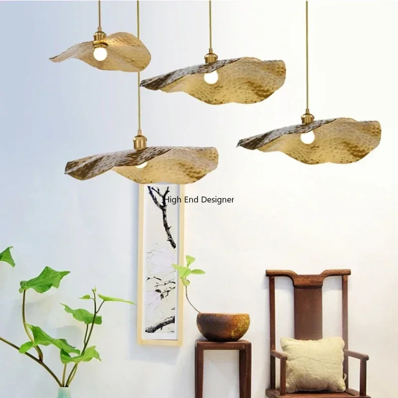 Suspension ondulée en cuivre martelé doré design vintage