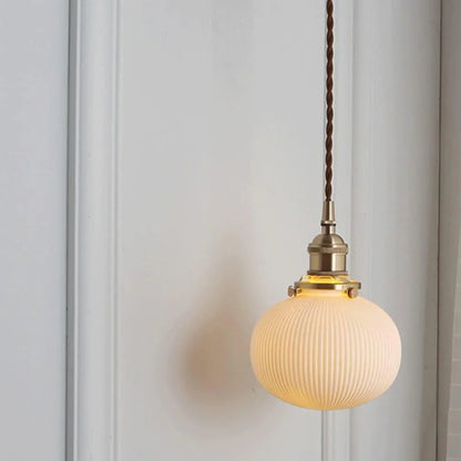 Suspension céramique blanche rainurée et cuivre boule vintage