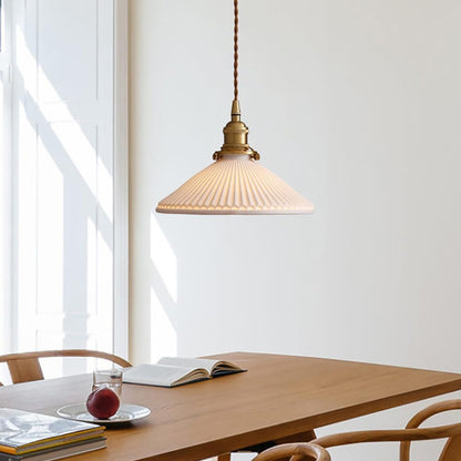 Suspension céramique blanche rainurée et cuivre triangulaire vintage