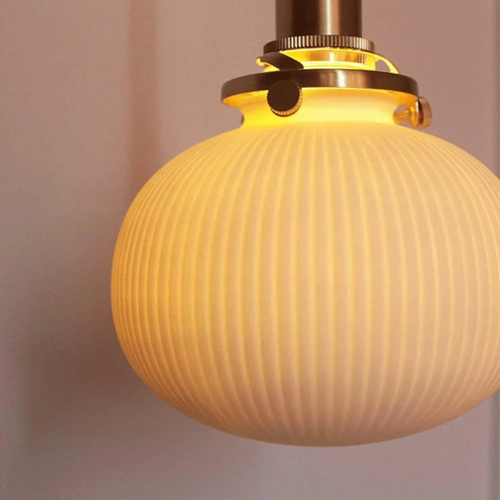 Suspension céramique blanche rainurée et cuivre boule vintage