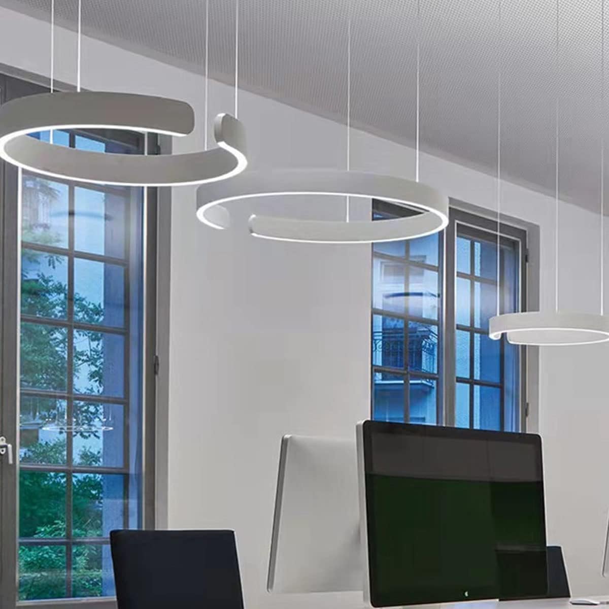 Suspension métal anneau ouvert design moderne