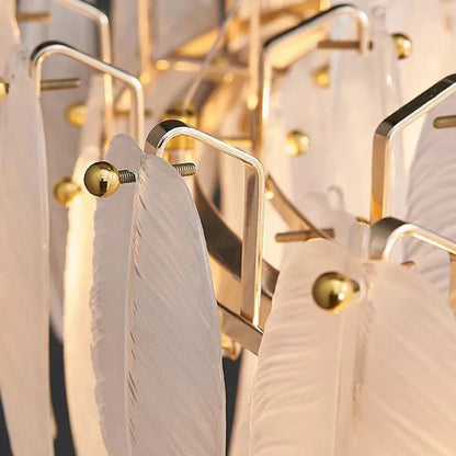 Suspension anneau plumes blanches en verre design bohème