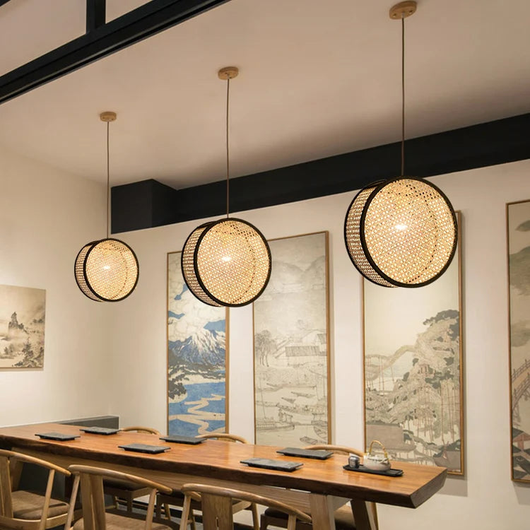 Suspension ronde cannage en rotin moderne liserés noirs