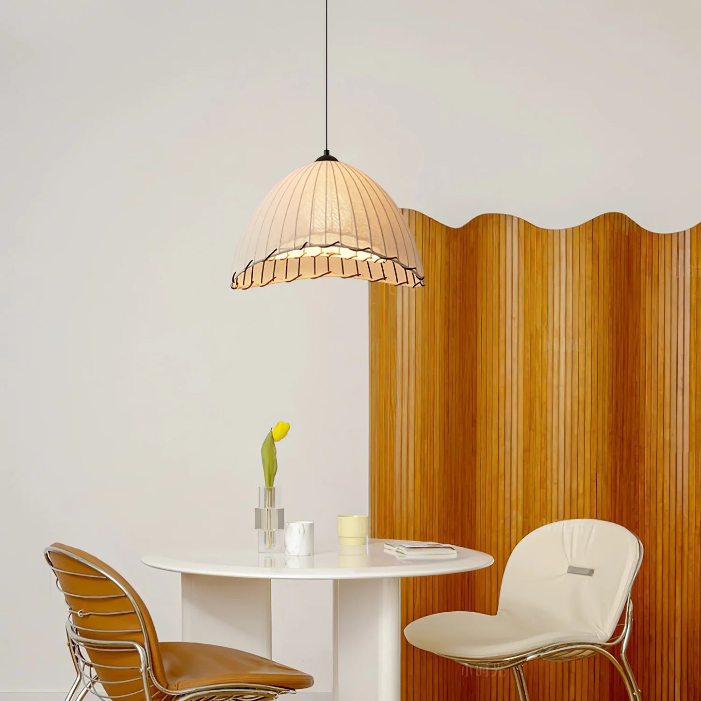 Suspension lin blanc fil noir cloche asymétrique bohème