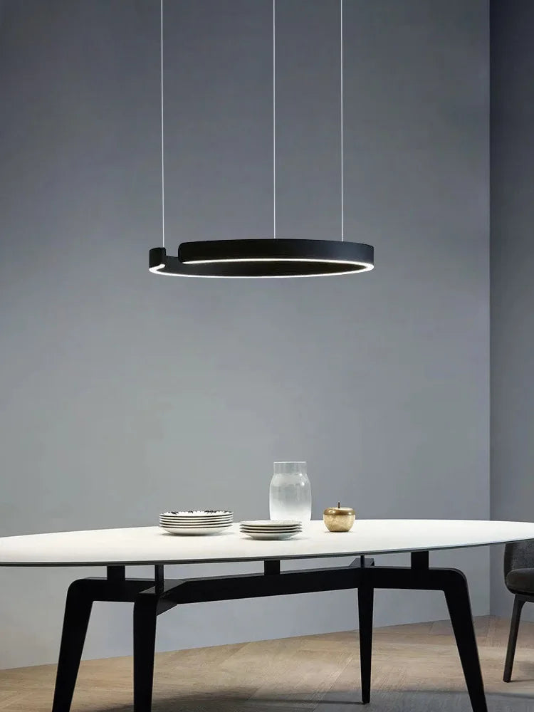 Suspension métal anneau ouvert design moderne