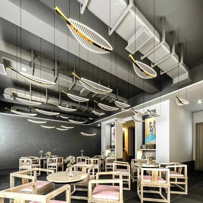 Suspension plume transparente et dorée design moderne