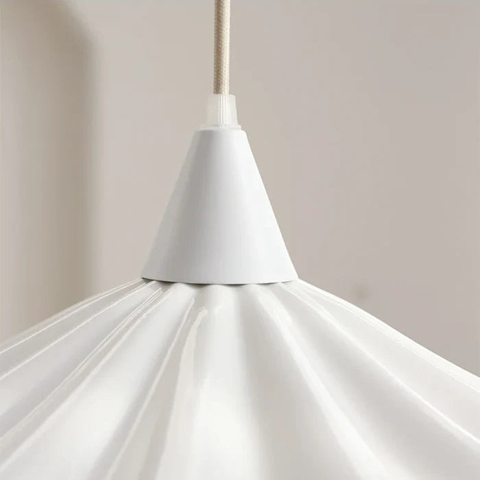 Suspension en céramique blanche ondulée vintage