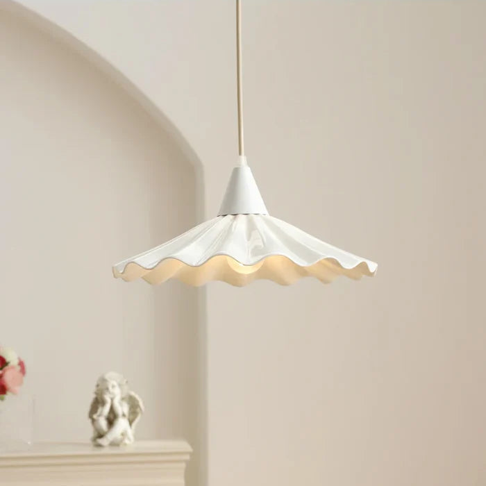 Suspension en céramique blanche ondulée vintage