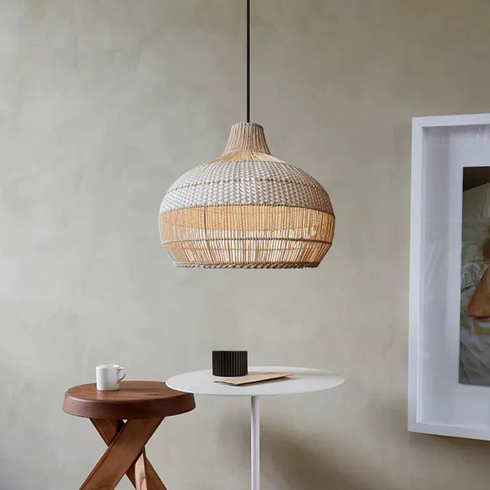Suspension rotin tressé cloche bohème beige et blanche