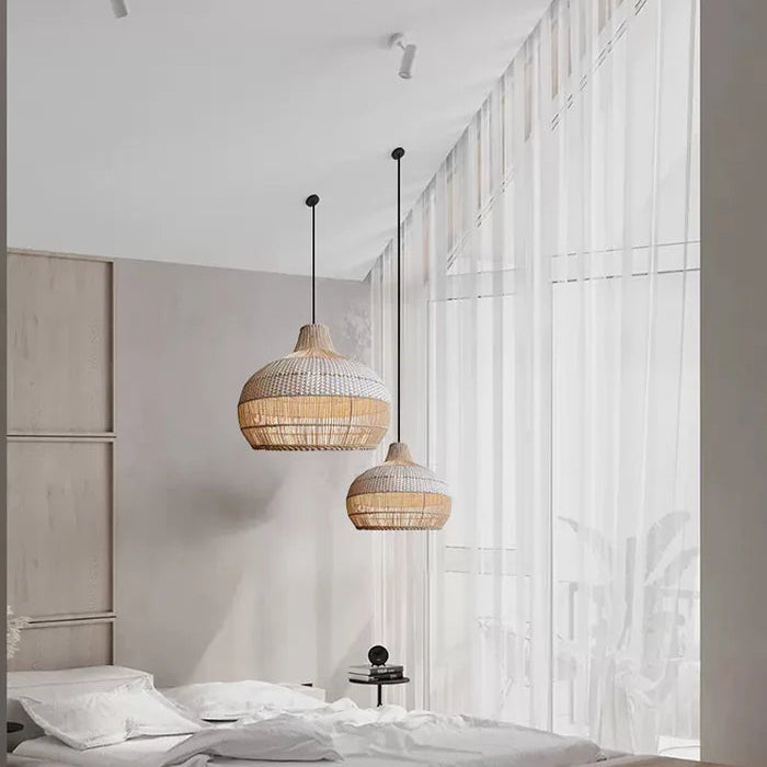 Suspension rotin tressé cloche bohème beige et blanche