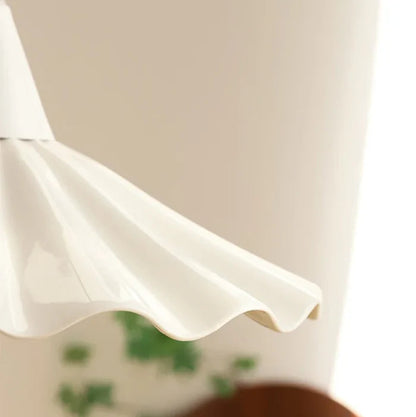 Suspension en céramique blanche ondulée vintage