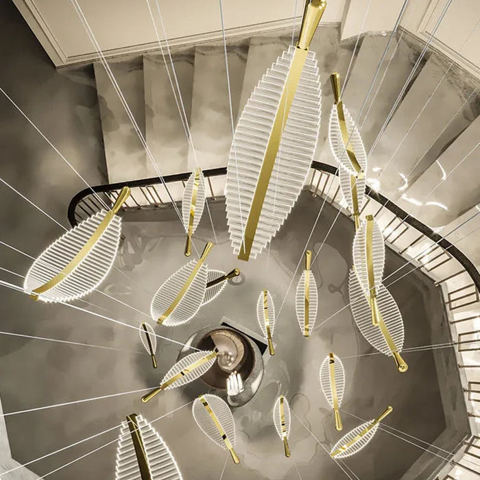 Suspension plume transparente et dorée design moderne