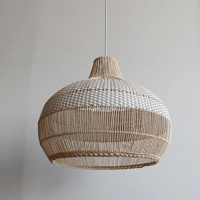 Suspension rotin tressé cloche bohème beige et blanche