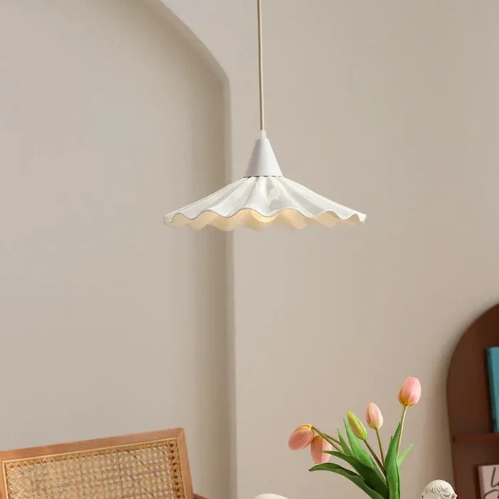 Suspension en céramique blanche ondulée vintage