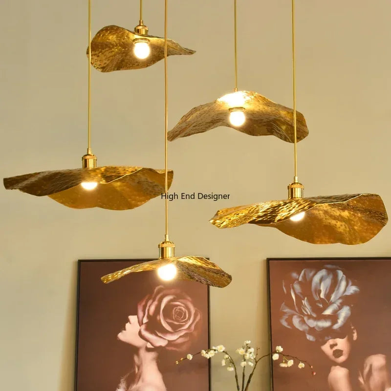 Suspension ondulée en cuivre martelé doré design vintage