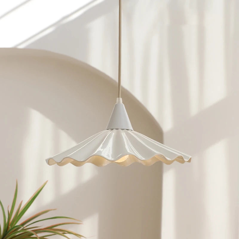 Suspension en céramique blanche ondulée vintage 6.1