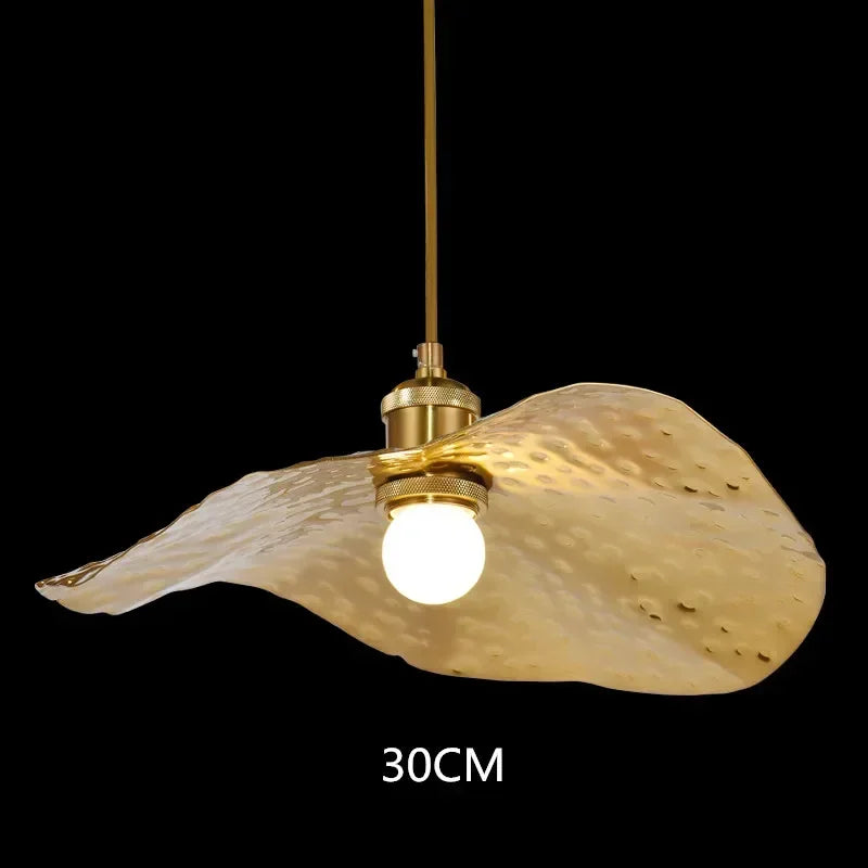 Suspension ondulée en cuivre martelé doré design vintage