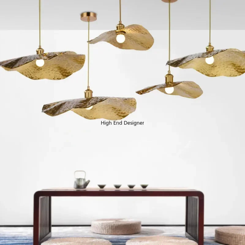 Suspension ondulée en cuivre martelé doré design vintage