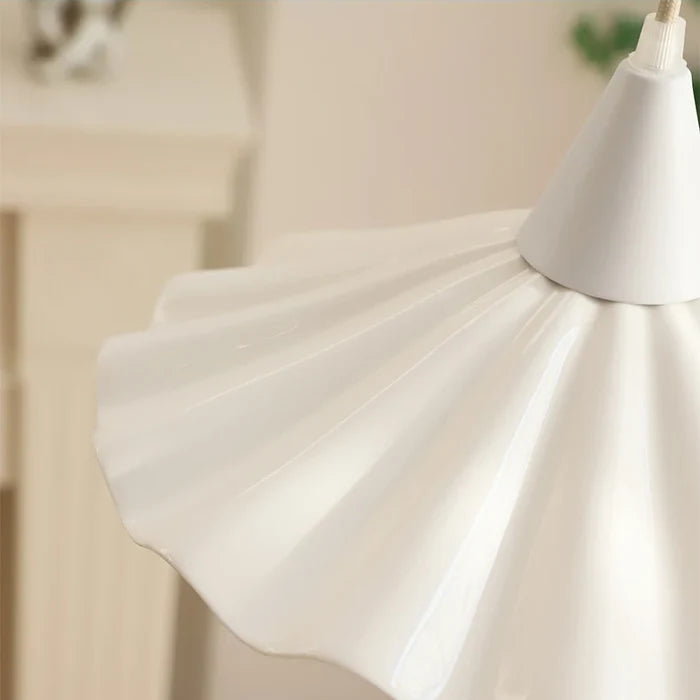 Suspension en céramique blanche ondulée vintage