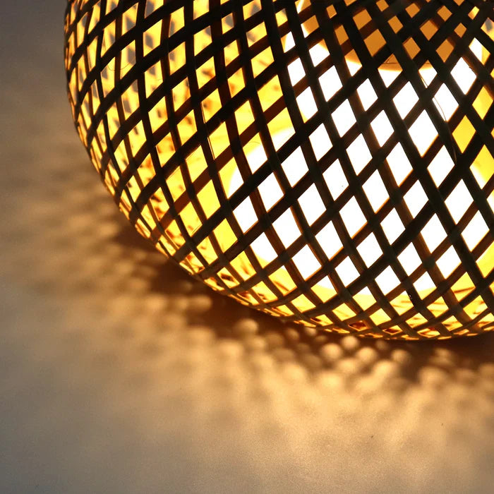 Suspension boule ajourée rotin et bambou style scandinave