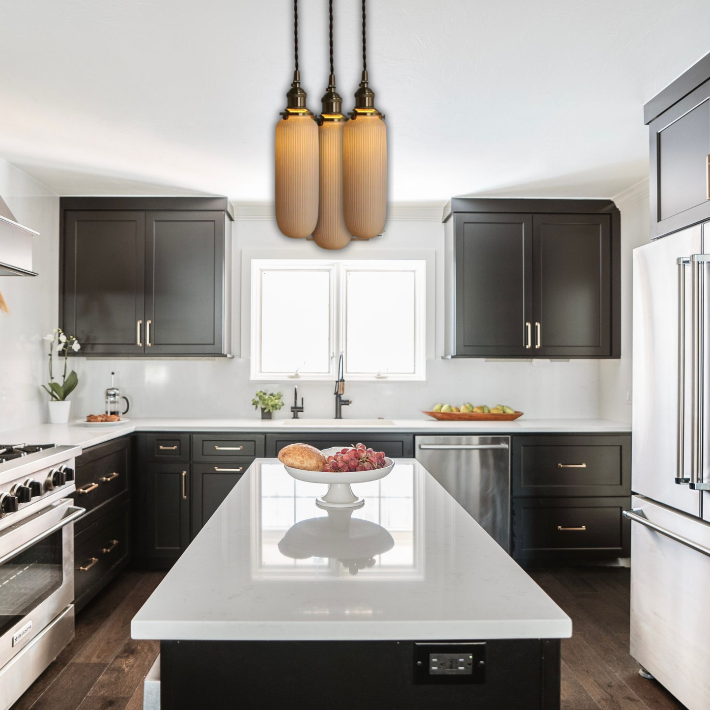 Suspension céramique blanche rainurée et cuivre allongée vintage