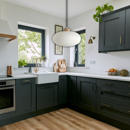 Suspension verre blanc rainurée et bois ronde plate design vintage