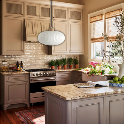 Suspension verre blanc rainurée et bois ronde plate design vintage