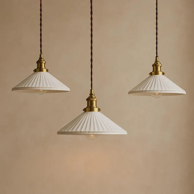 Suspension céramique blanche rainurée et cuivre triangulaire vintage