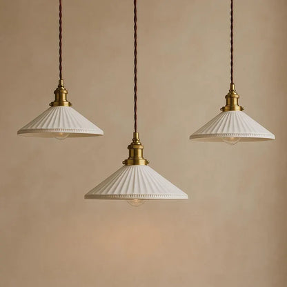 Suspension céramique blanche rainurée et cuivre triangulaire vintage