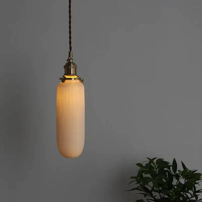 Suspension céramique blanche rainurée et cuivre allongée vintage